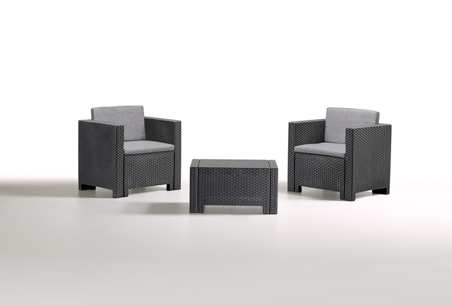 מערכת ישיבה בגימור ראטן ב3 צבעים לבחירה הכוללת 2 כורסאות ושולחן קפה המשמש גם כארגז אחסון