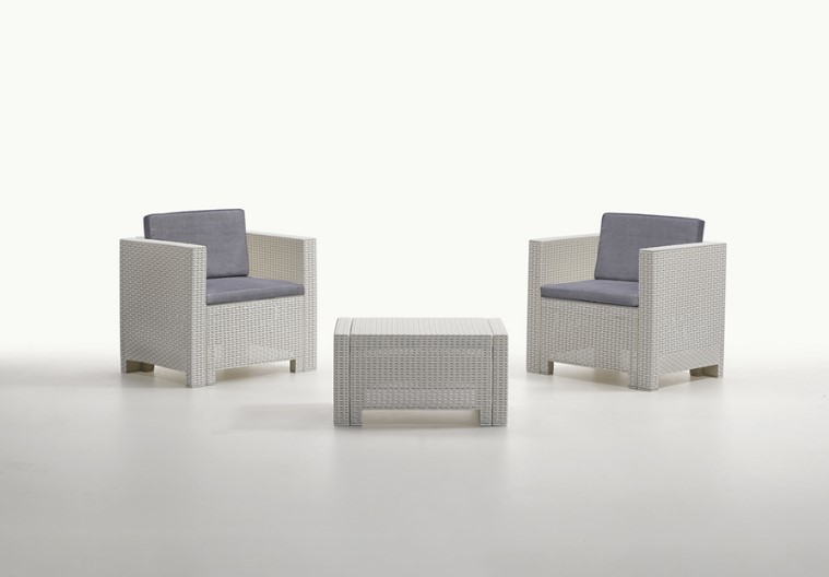 מערכת ישיבה בגימור ראטן בצבע לבן, הכולל 2 כורסאות ושולחן קפה המשמש גם כארגז אחסון